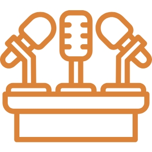 Orangefarbene Grafik: Drei Mikrofone auf einem Podest, mittig ein großes, seitlich zwei kleinere.