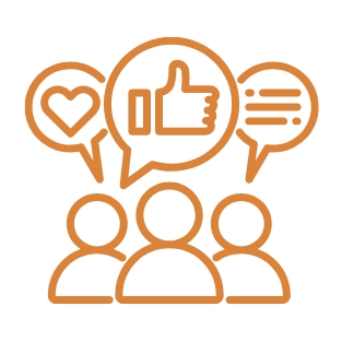 Orangefarbene Grafik: Drei Personen mit Sprechblasen darüber: Herz, Daumen hoch und Textlinien.