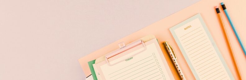Notizblöcke mit „TODAY“ und „NOTES“, daneben Stifte auf hellem Hintergrund