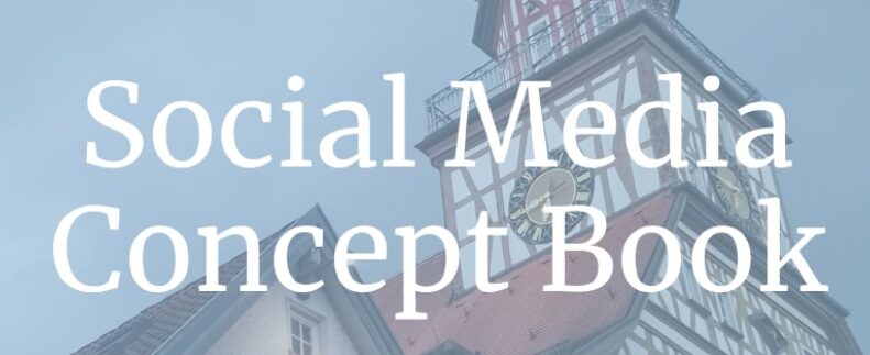 Turm mit Fachwerk und Uhr; darüber Text „GROSSE KREISSTADT KIRCHHEIM UNTER TECK“ und „Social Media Concept Book“