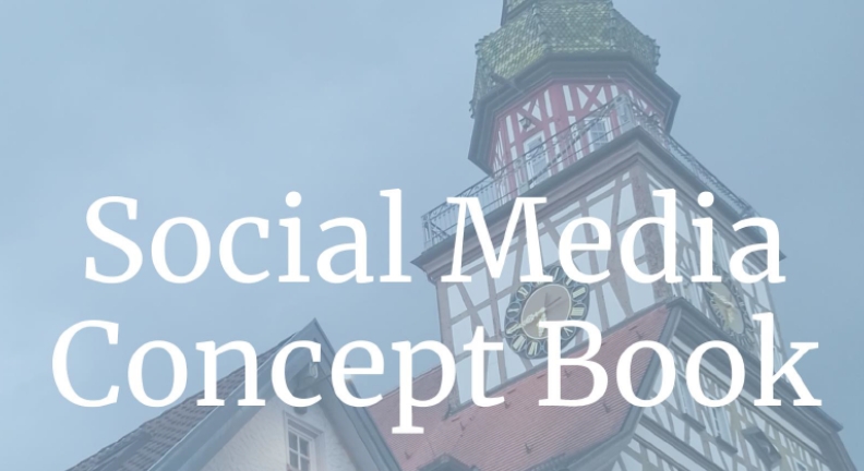 Turm mit Fachwerk und Uhr; darüber Text „GROSSE KREISSTADT KIRCHHEIM UNTER TECK“ und „Social Media Concept Book“